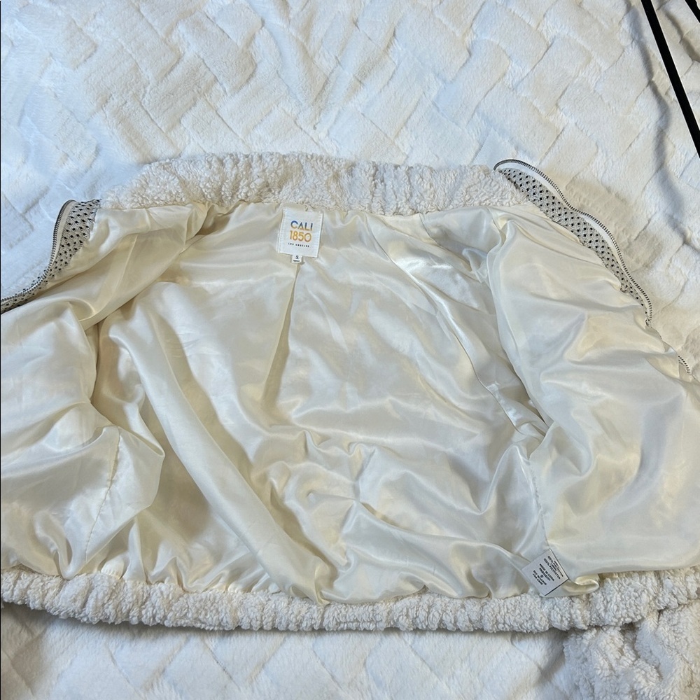 Cali 1850 White Faux Fur Jacket size Small - Picture 5 of 5